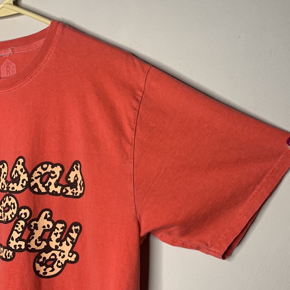Kansas City Chiefs KC Cheetah Print Lettering Coral Red Short Sleeved Tee sz M - Picture 4 of 10
